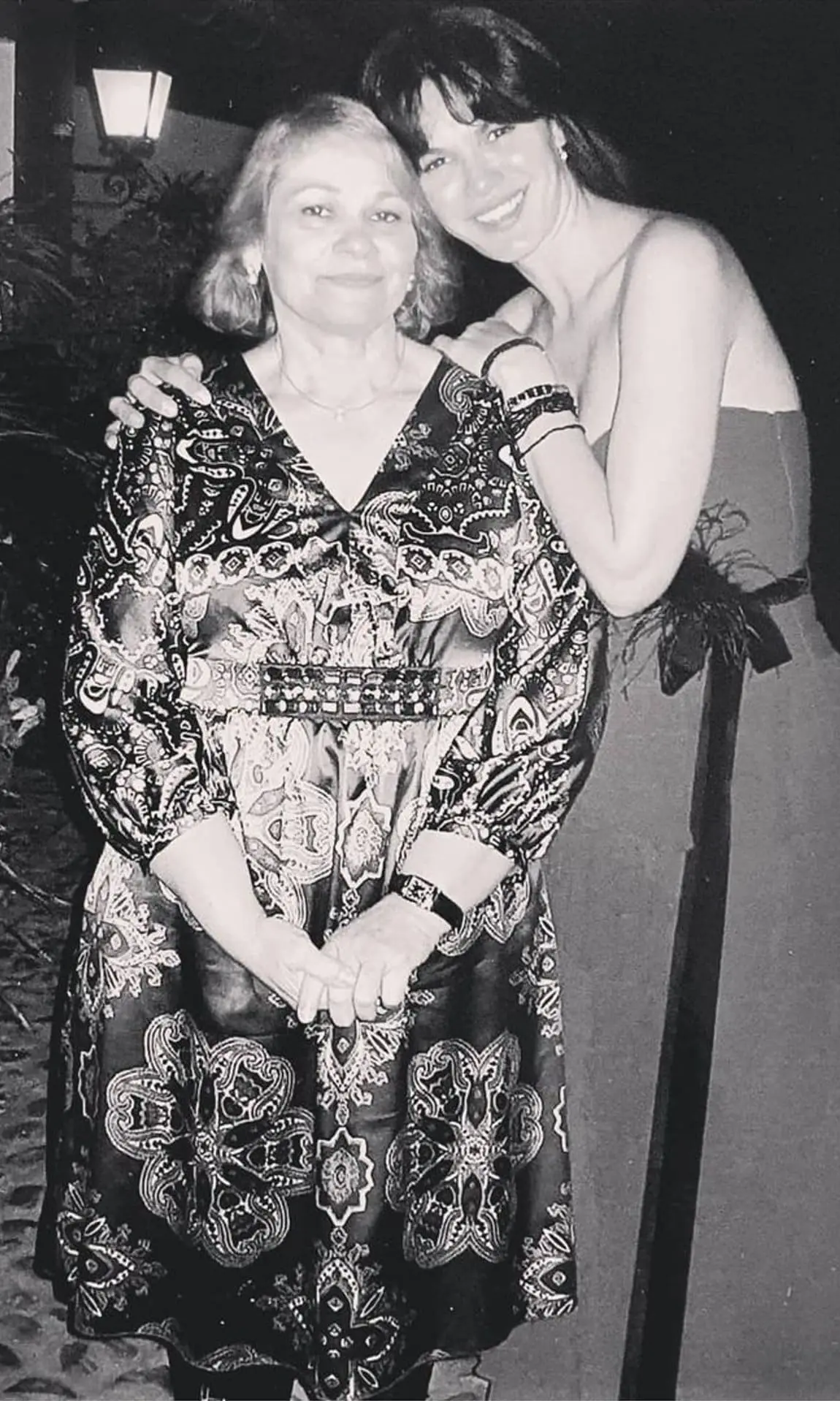 Fabiola Martínez y su madre en una imagen en blanco y negro
