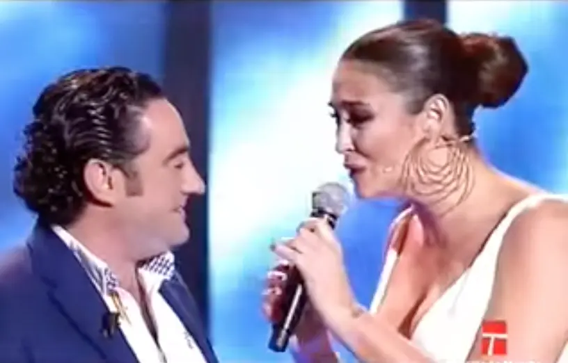 Vicky Martín Berrocal cantando con Rafa Serna en 'A tu vera'