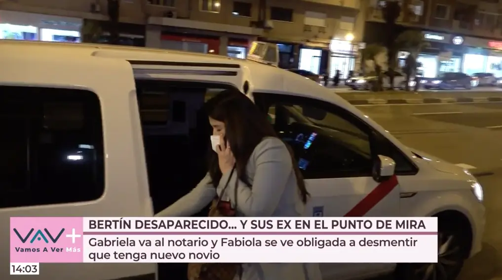 Gabriela Guillén en imágenes captadas por Telecinco llegando a su casa en taxi