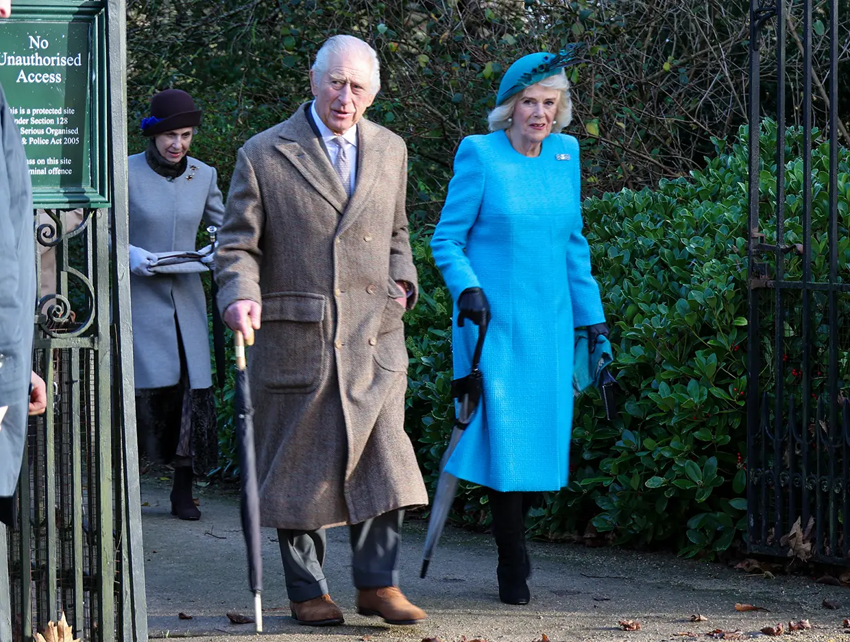 El rey Carlos de Inglaterra y Camilla Parker Bowles dando un paseo.