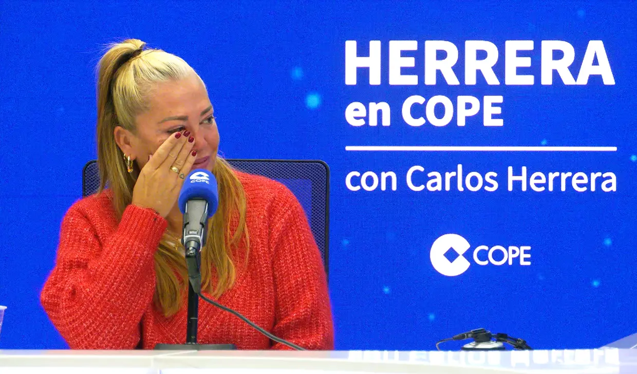 Belén Esteban llorando en un programa de radio.