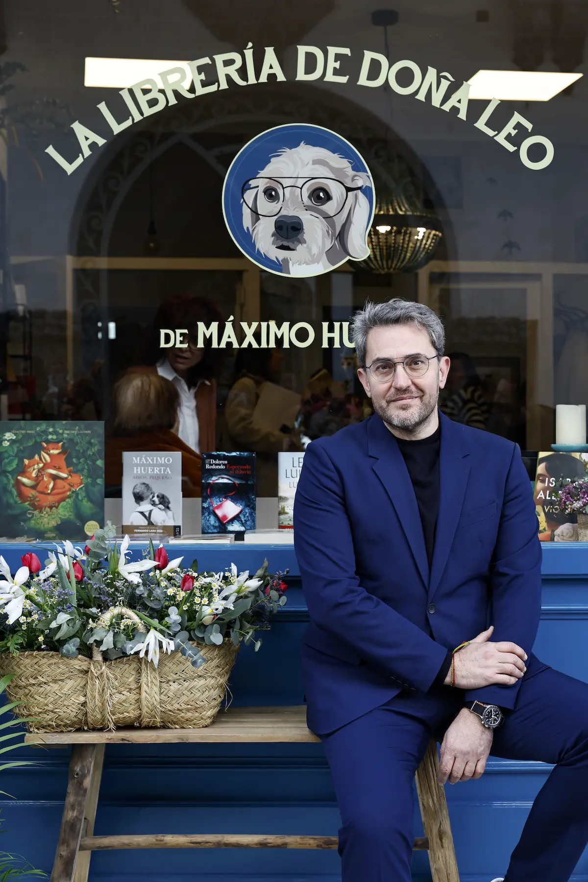 Máximo Huerta en su librería de Buñol, Valencia