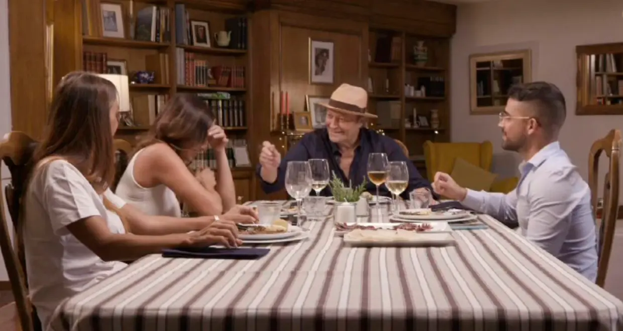 Invitados de Amador Mohedano sentados a la mesa de su finca en el programa 'Ven a cenar conmigo'.