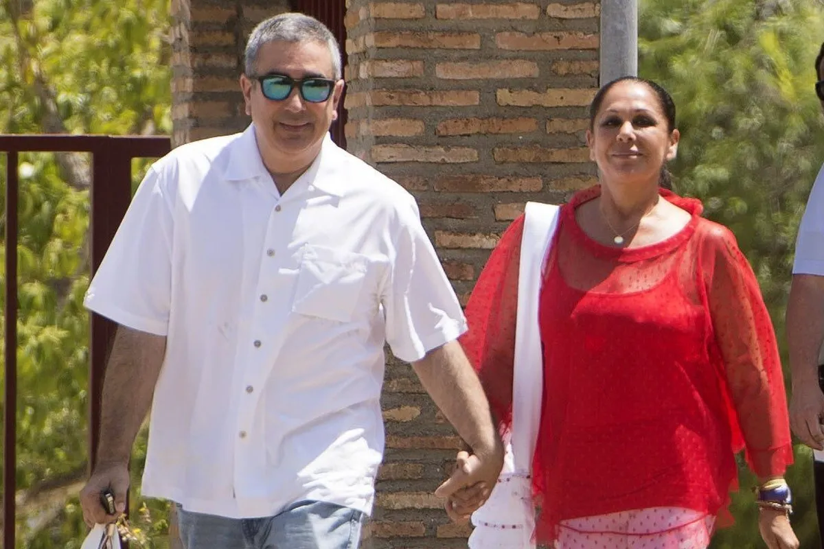 Isabel y Agustín Pantoja, sonrientes y de la mano.