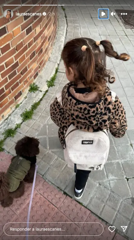 Laura Escanes paseando con su hija y su perrito