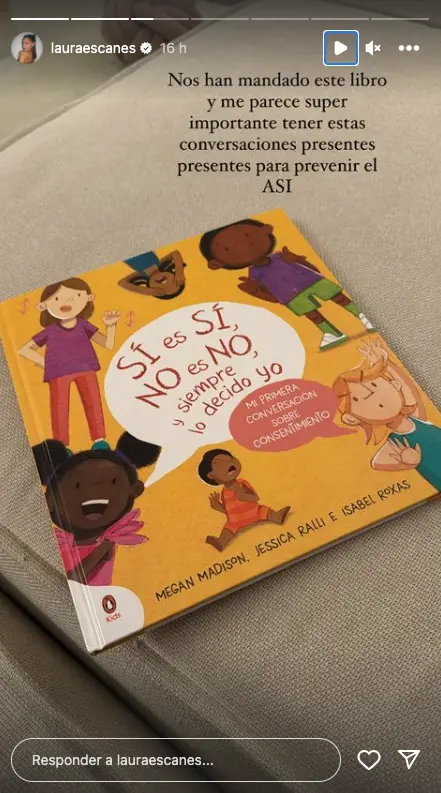 Laura Escanes enseña un libro que le han mandado a su hija en el cole