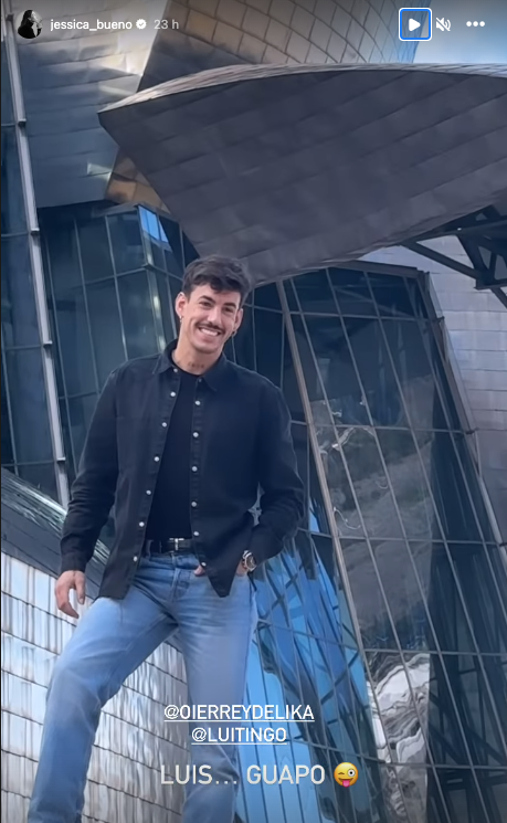 Luitingo, posando como todo un modelo en Bilbao.