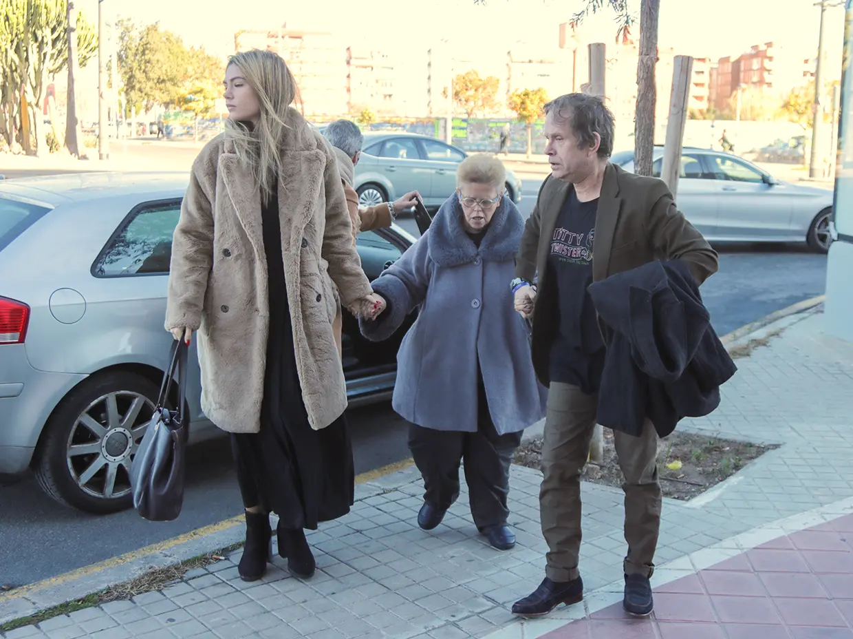 Paquito Arévalo en la calle con su familia.