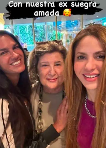 Shakira posando con su exsuegra, la madre de Antonio de la Rúa.