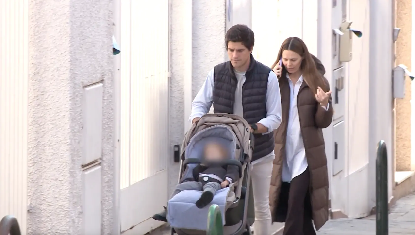 Claudia Osborne y José Entrecanales paseando a su hija Micaela de un año y medio