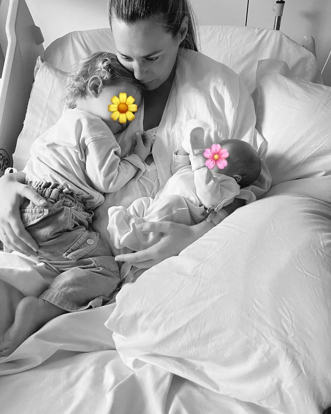 Claudia Osborne comparte la 1ª foto con sus dos hijas, Micaela, de un año y medio, y la recién nacida Violeta