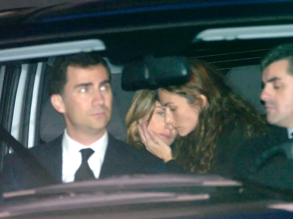 El rey Felipe acompañando a Letizia y Telma en el funeral de Erika.