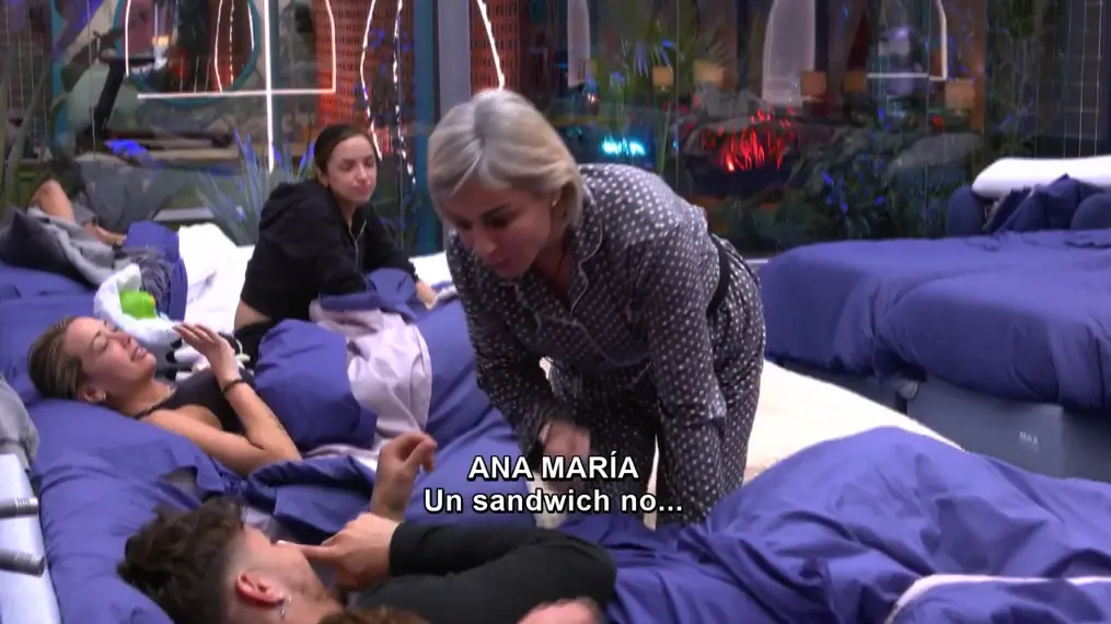 Ana María Aldón en la habitación con sus compañeros de GH DUO