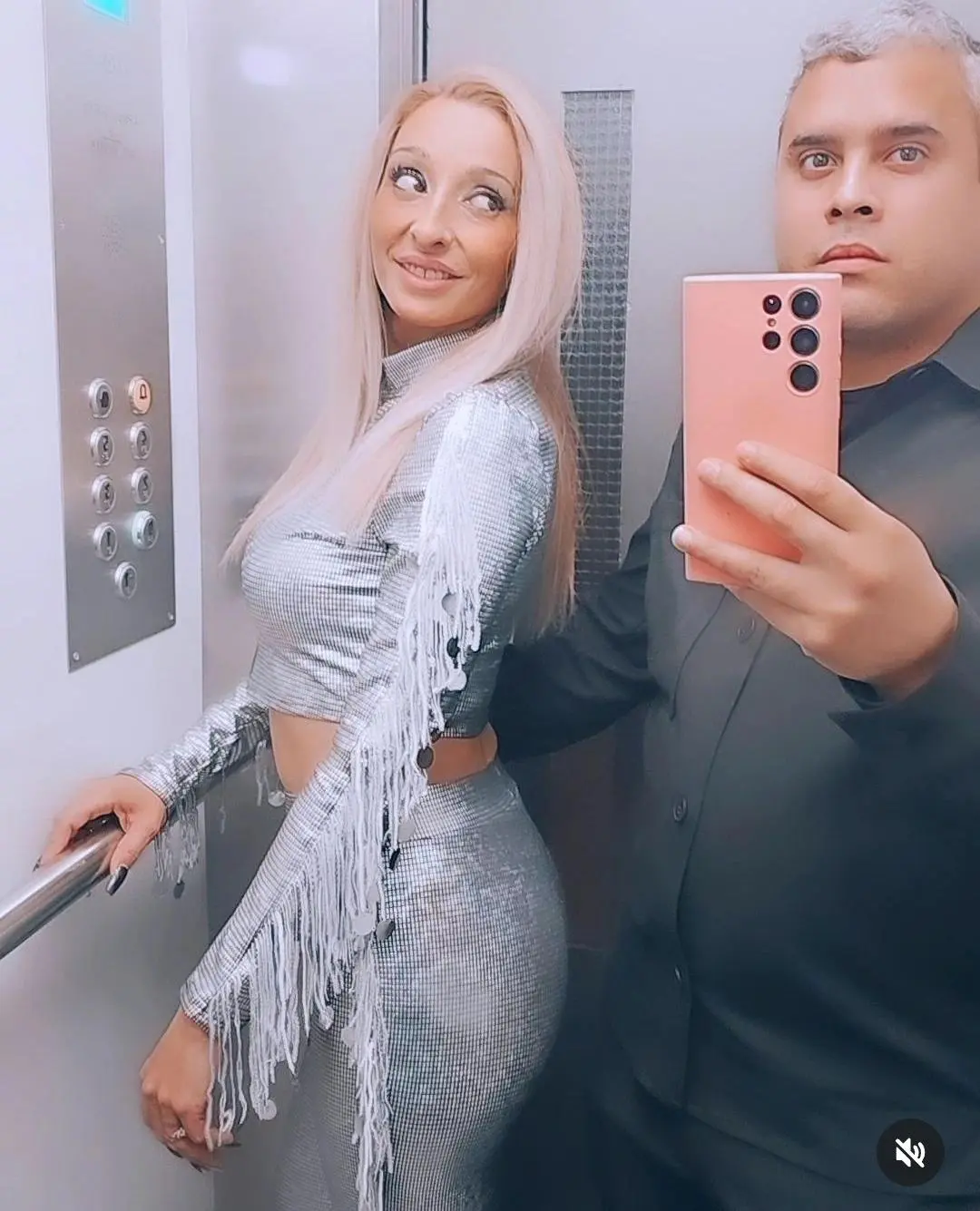 Michu y José Fernando posando juntos en el ascensor.