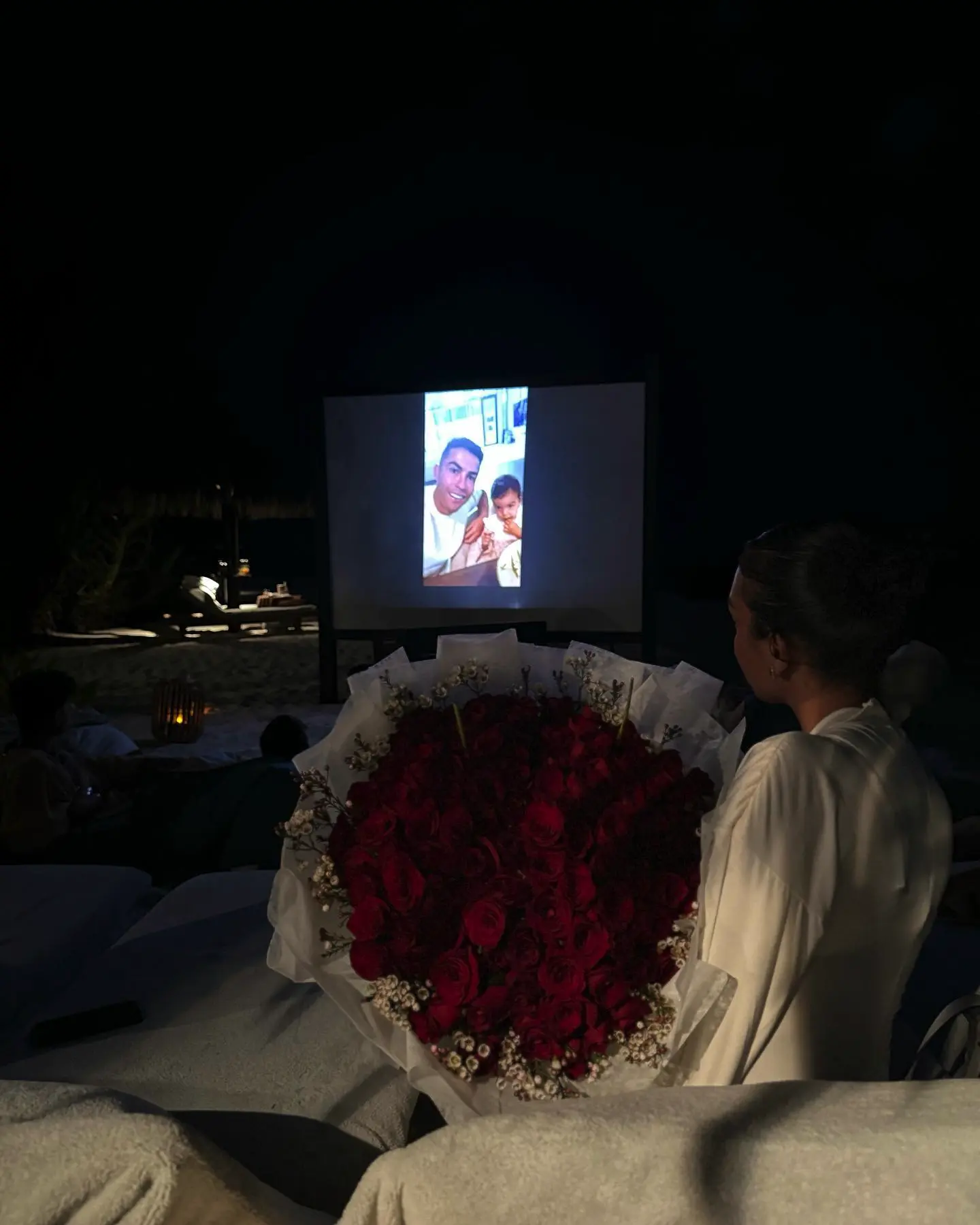 Georgina Rodríguez en Maldivas con un ramo de rosas, en videoconferencia con Cristiano.