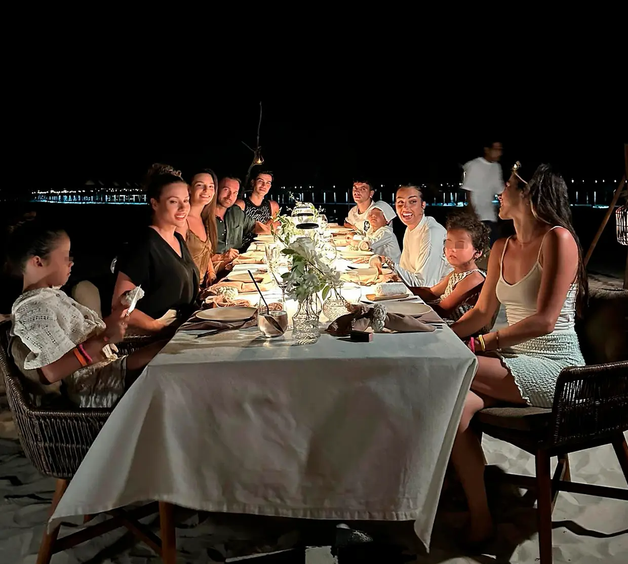 Georgina con su familia y amigos en Maldivas alrededor de una mesa por su 30º cumpleaños