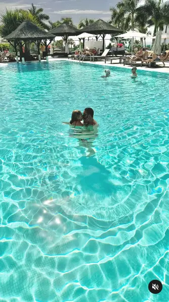 Belén Esteban en su escapada a Tenerife con Miguel Marcos en la piscina