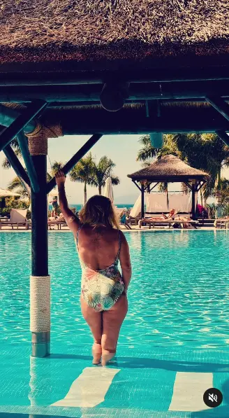 Belén Esteban en su escapada a Tenerife, de espaldas en bañador en la piscina