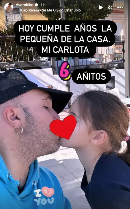 Kiko Rivera dándole un beso a su hija, Carlota.