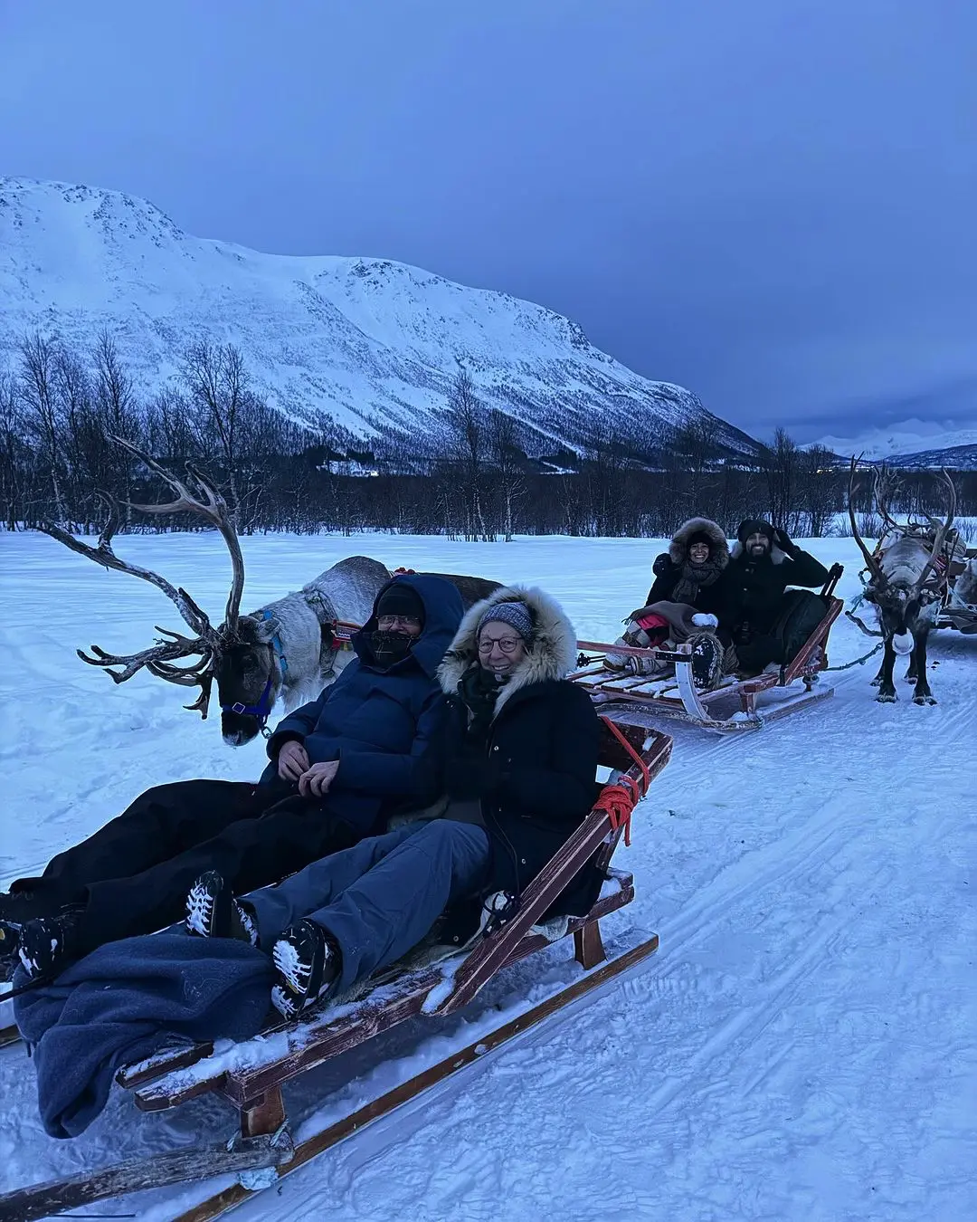 Laura Madrueño con sus padres y su marido en trineo en su viaje a Noruega