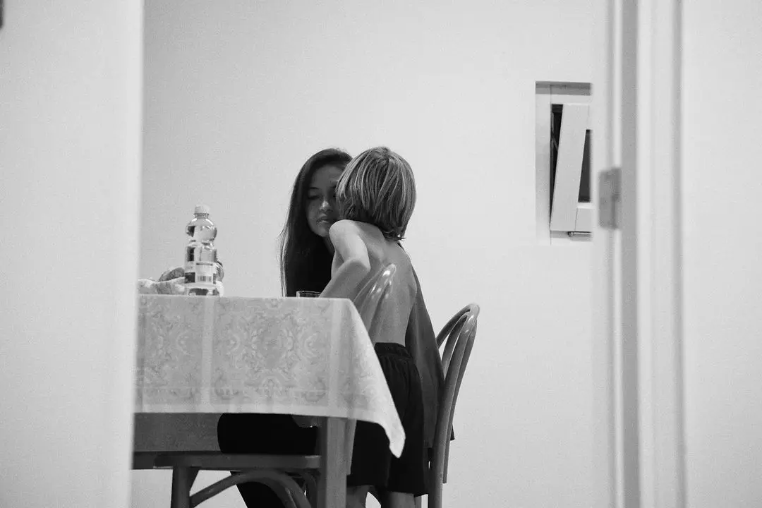 Sara Carbonero con su hijo en una imagen de redes en blanco y negro