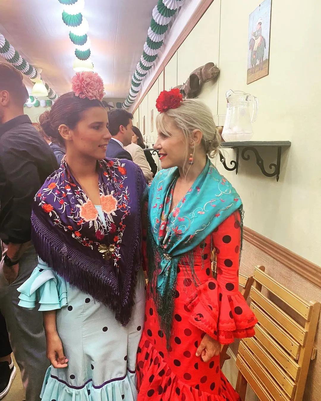 Tana Rivera y su madre en una feria vestidas de sevillanas