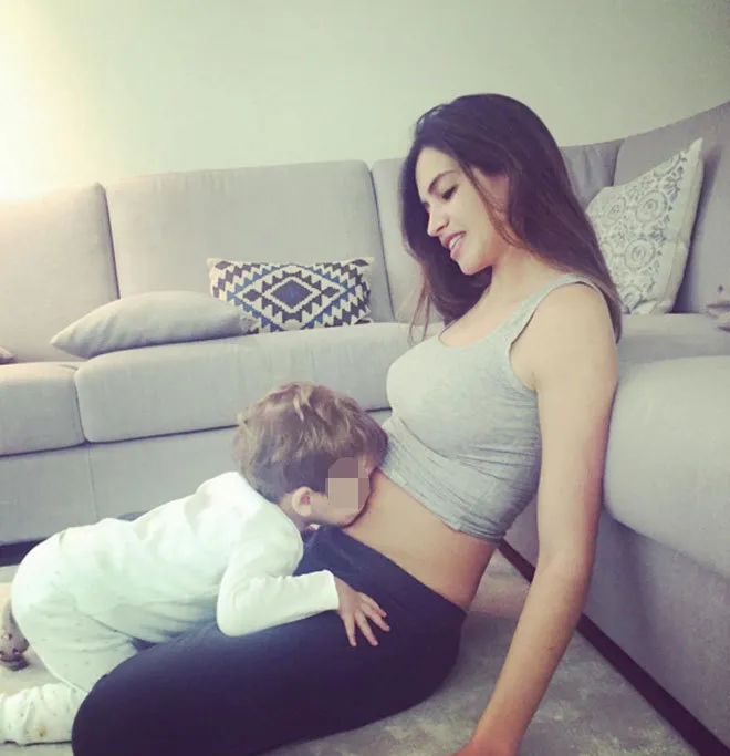 Sara Carbonero con su hijo Martín besándole la tripa de embarazo