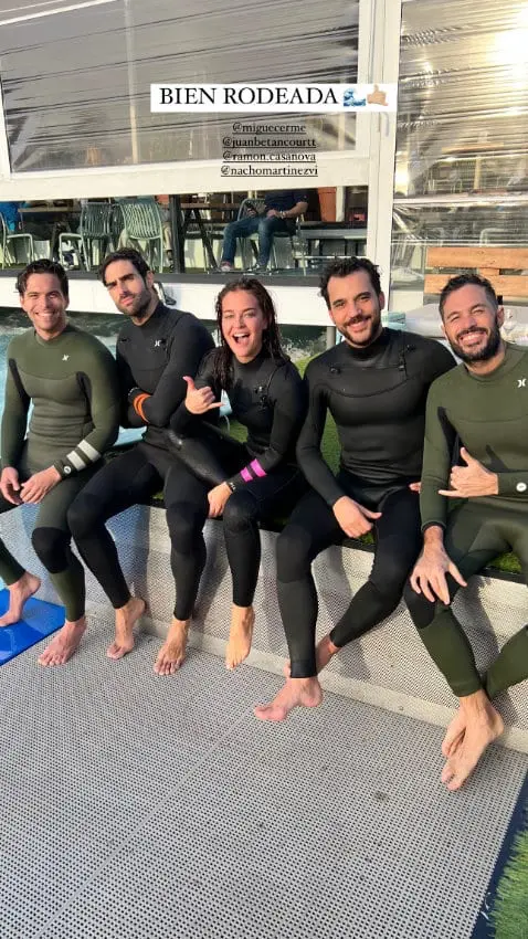 Laura Escanes con Juan Betancourt y otros amigos surfeando