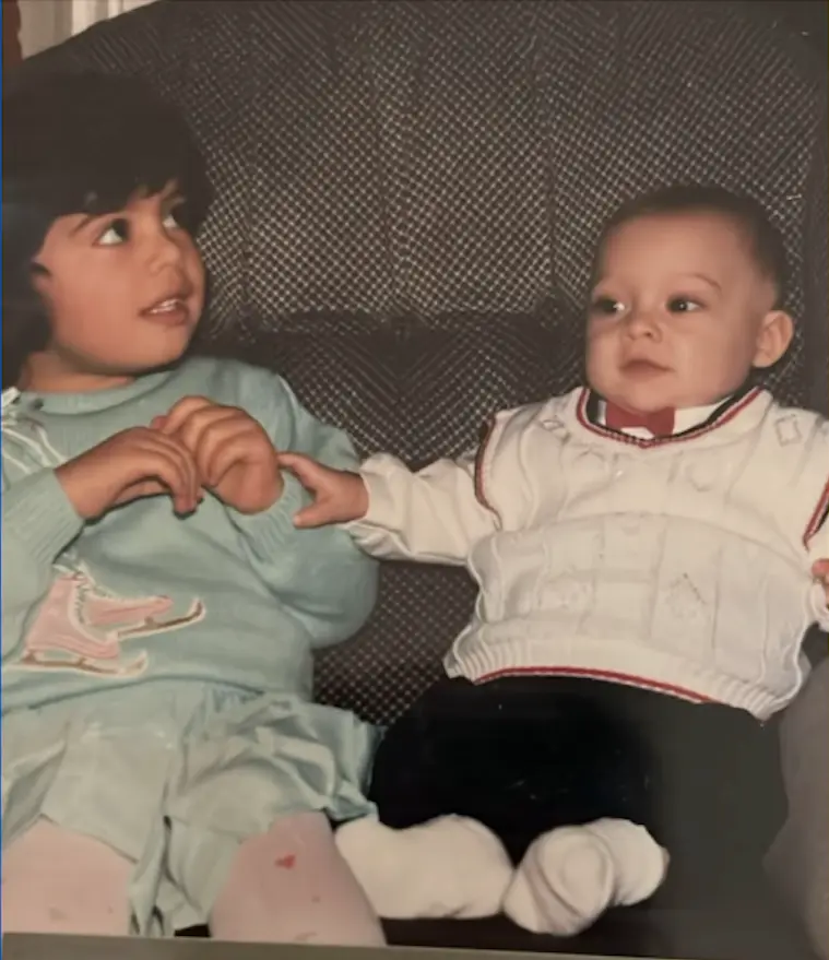 Kerem Bürsin y su hermana mayor, Melis, en una foto de cuando eran pequeños.