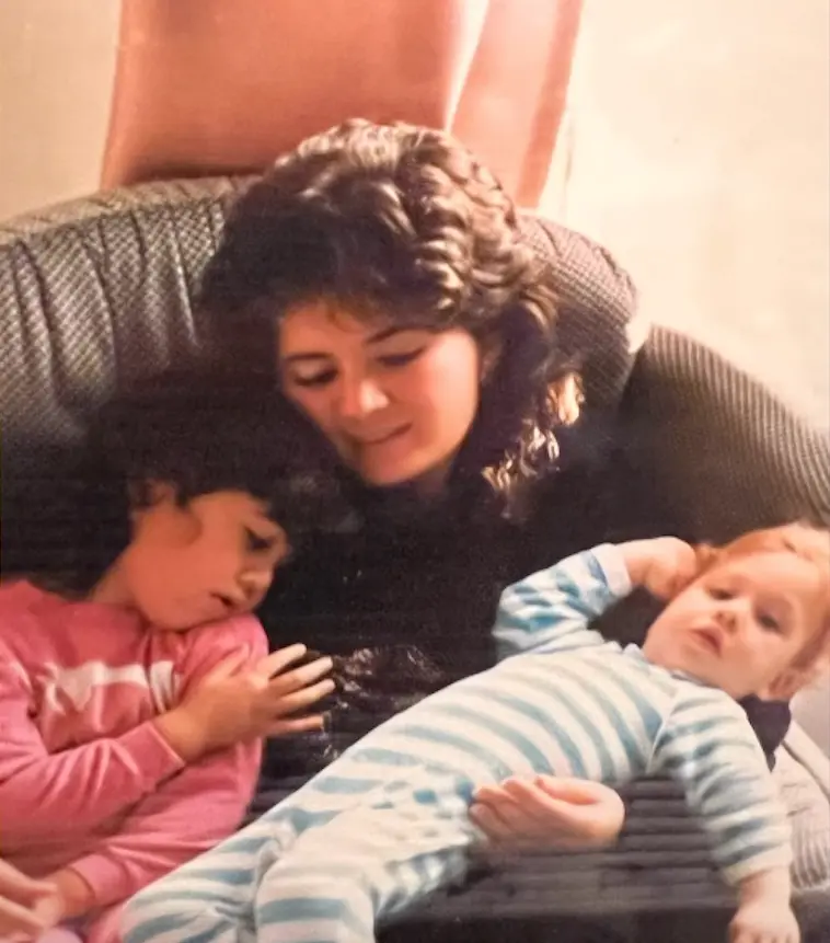 Kerem Bürsin y su hermana mayor, Melis, en una foto de cuando eran pequeños.