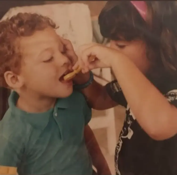 Kerem Bürsin y su hermana mayor, Melis, en una foto de cuando eran pequeños.