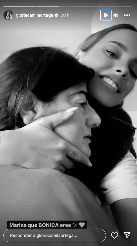 Gloria Camila abrazando a Marina