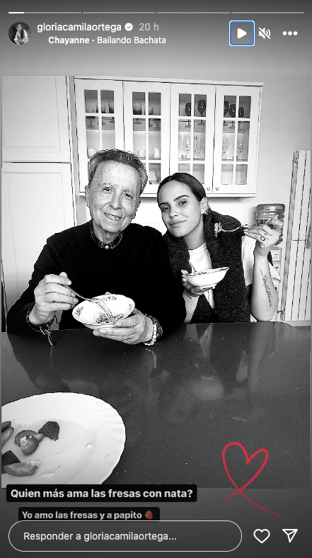 Gloria Camila con su padre Ortega Cano en casa