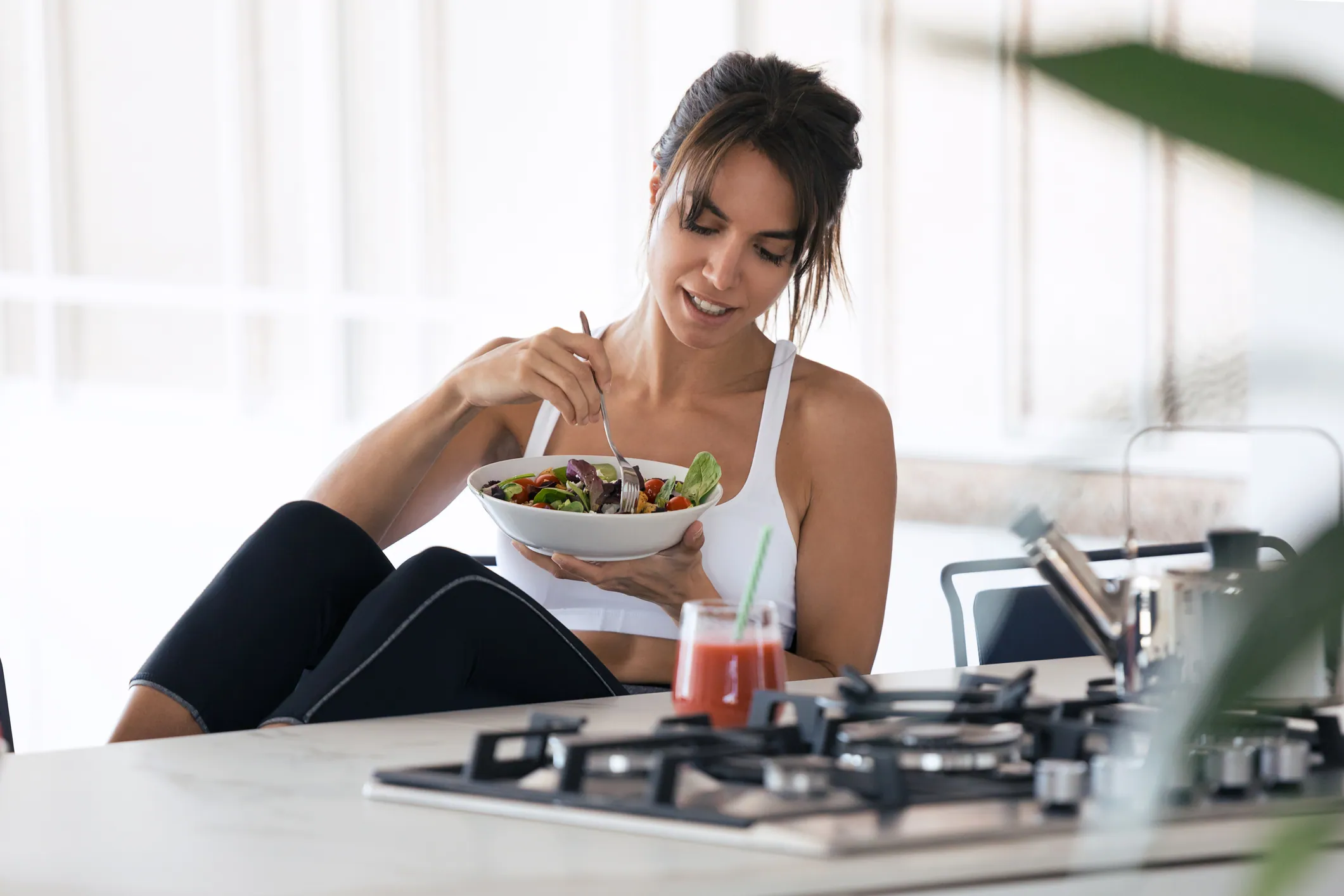 mujer deportista comiendo ensalada