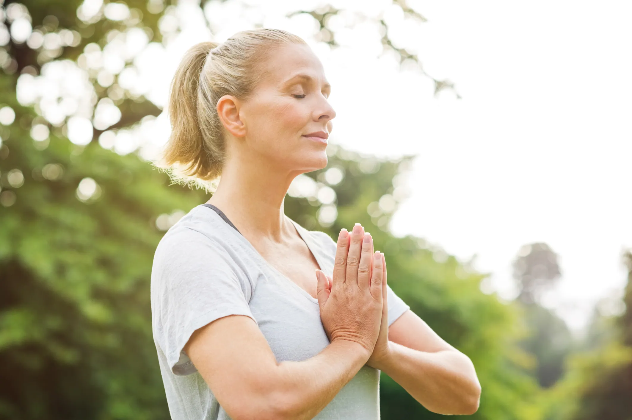 mujer haciendo yoga