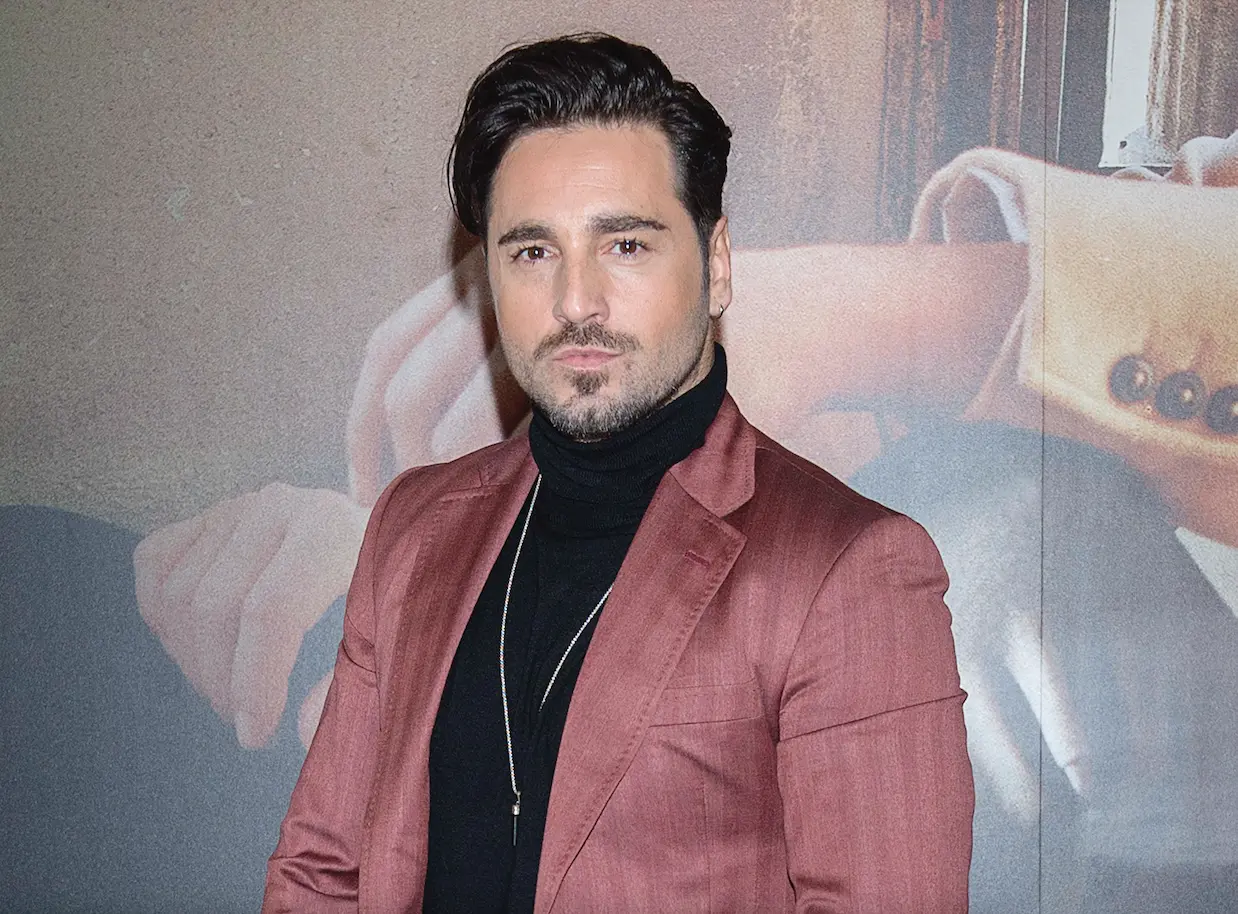 David Bustamante, posando con un traje morado.