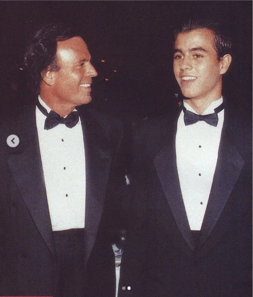 Enrique Iglesias con su padre Julio Iglesias, ambos con traje y pajarita, en una imagen de redes