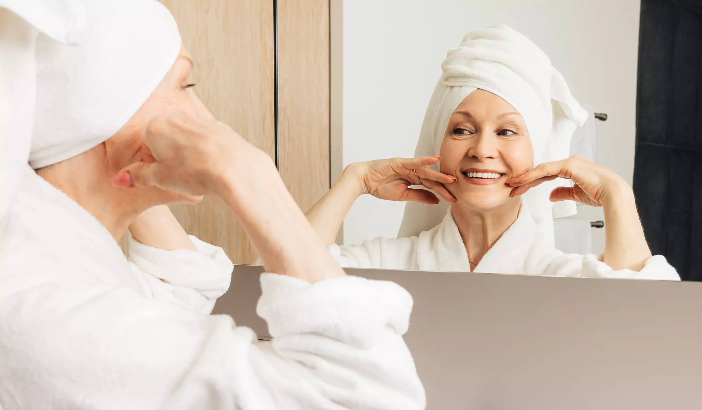 Mujer lleva a cabo su rutina de cuidado facial en el baño