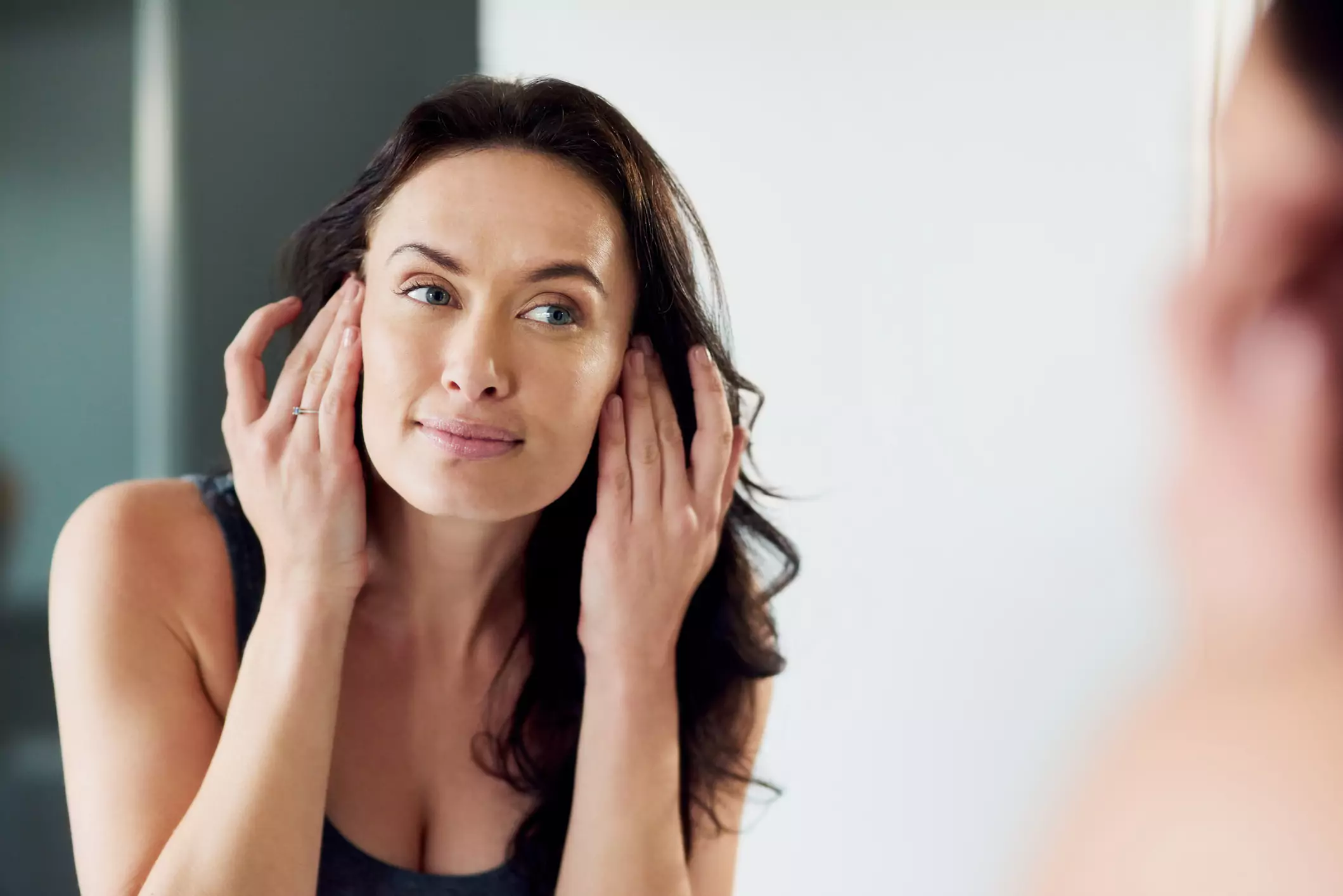 Mujer con piel sana tras limpieza facial