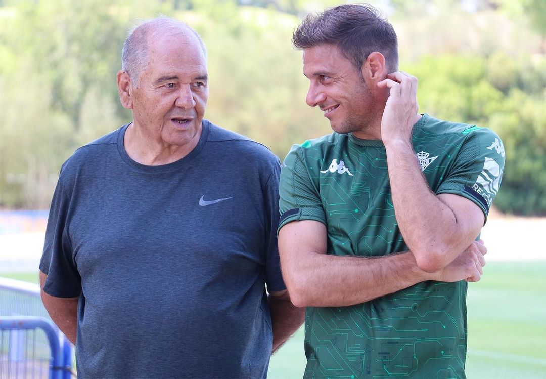 Joaquín Sánchez con su padre en una imagen de redes.