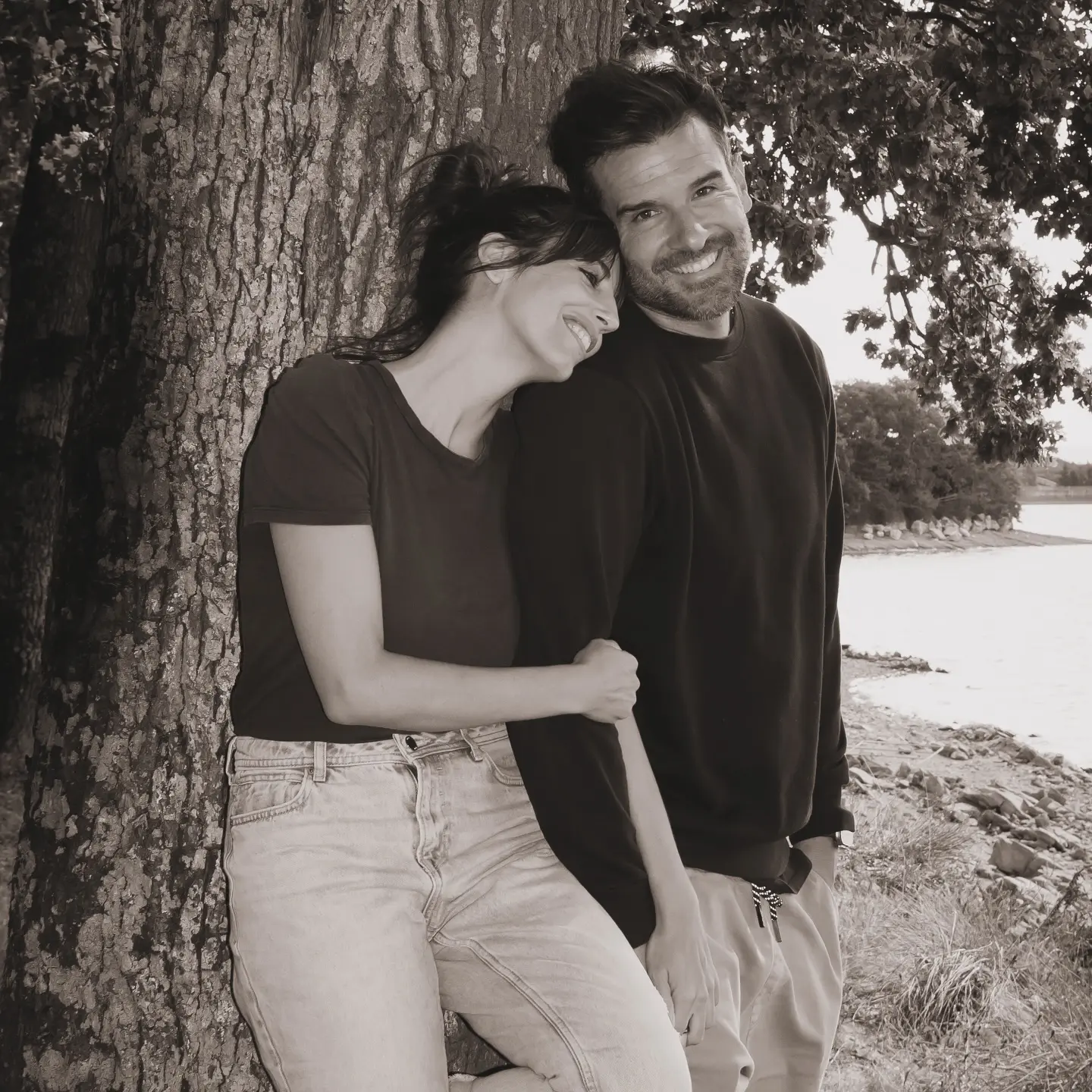 Almudena Cid y Gerardo Barodia, abrazados en la naturaleza.