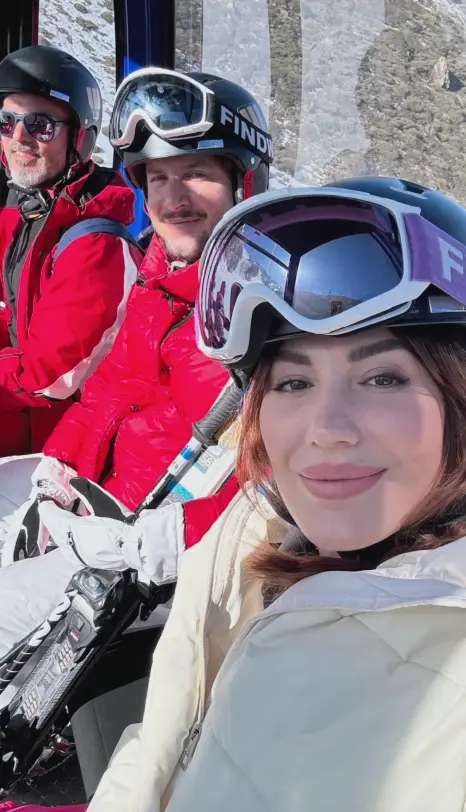 Almudena y Manuel Carrasco con un amigo en la nieve.