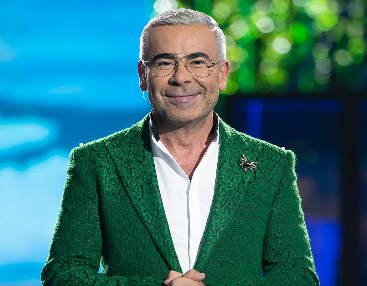 Jorge Javier Vázquez posando sonriente en el plató de 'Supervivientes'.