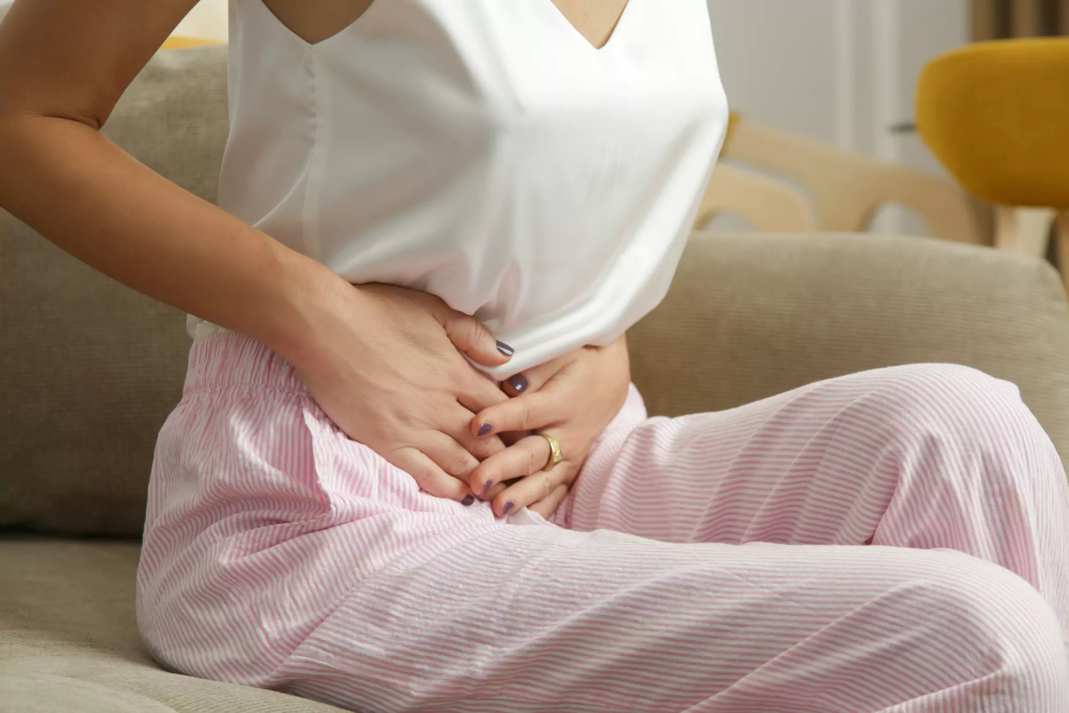 Mujer con malestar estomacal y dolor abdominal