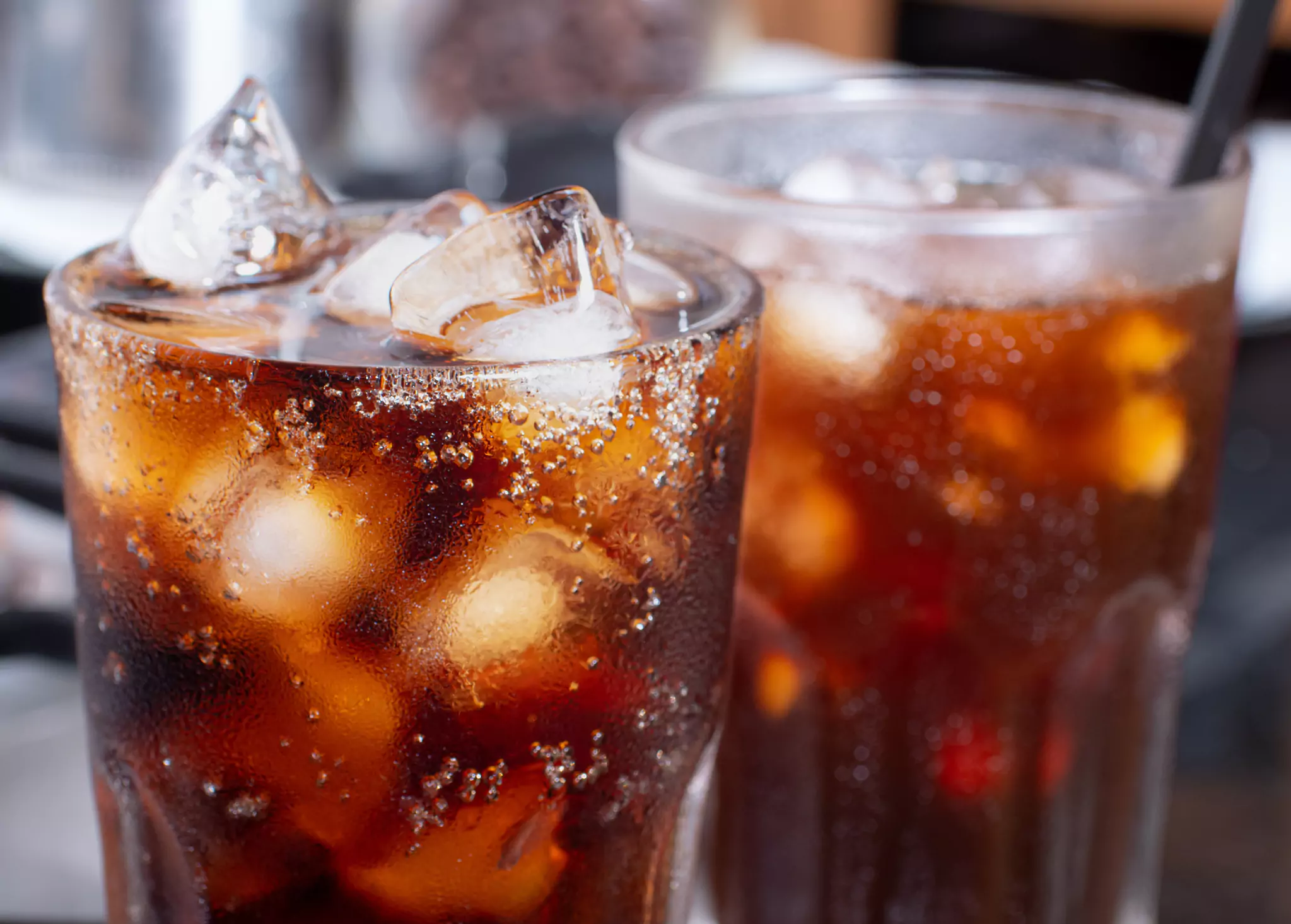 Cola con hielo picado