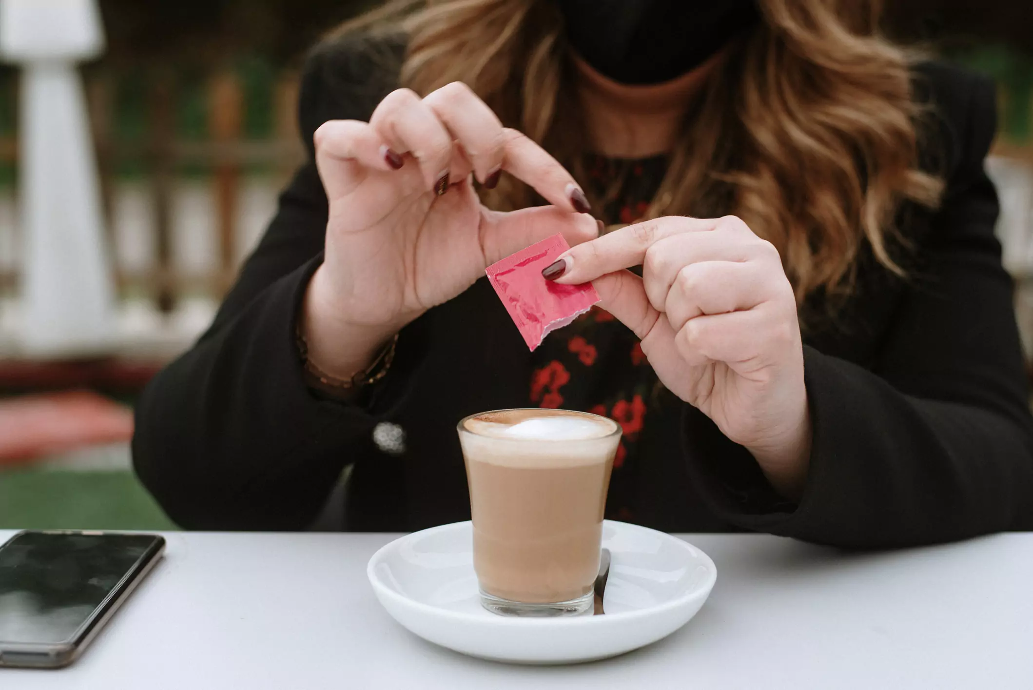 tomando un café con edulcorantes artificiales