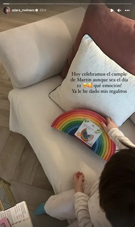 Historia de Adara con su hijo mostrando sus regalos de cumpleaños.