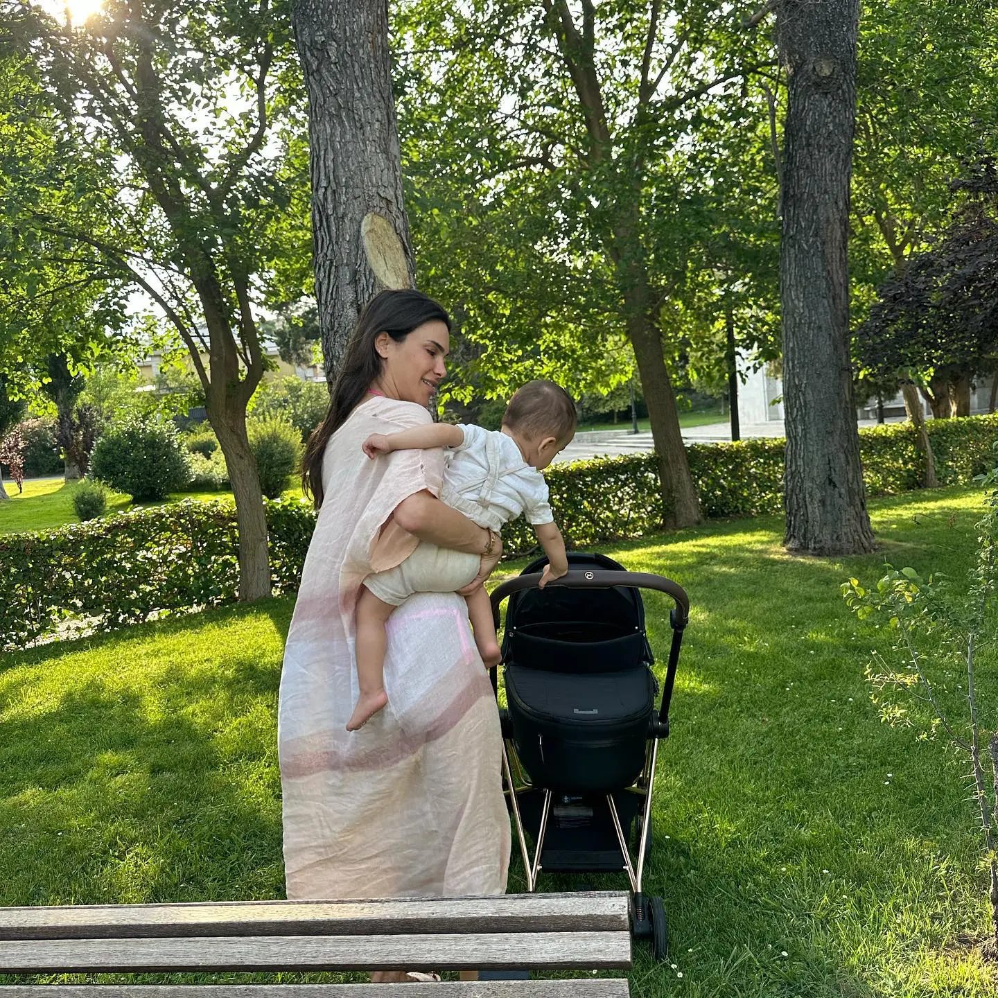 Carla Barber posando con su hijo desde su palacete.