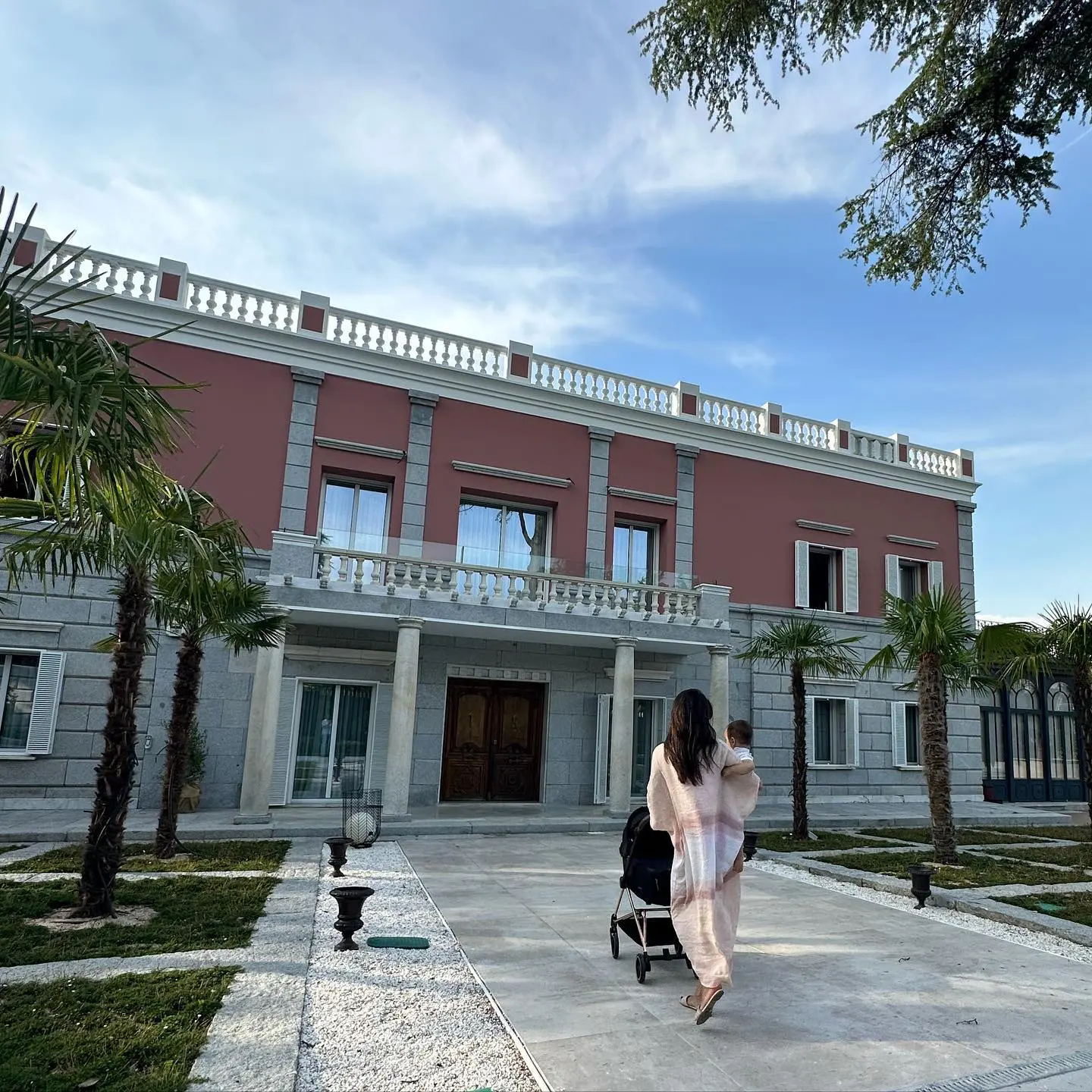 Carla Barber posando con su hijo desde su palacete.