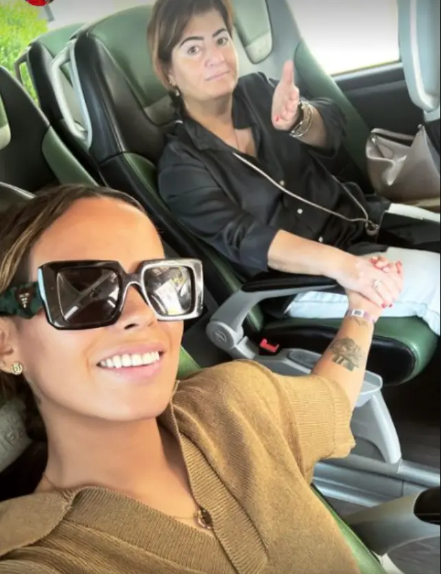 Gloria Camila y Marina, muy sonrientes en el coche.